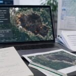 Mappa satellitare e livelli GIS usati per verificare un'area colpita da incendio con dati OSINT aperti